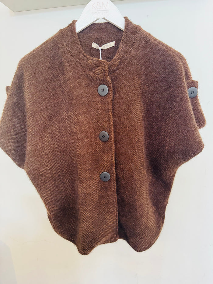 Edler Strickponcho in warmem Braun